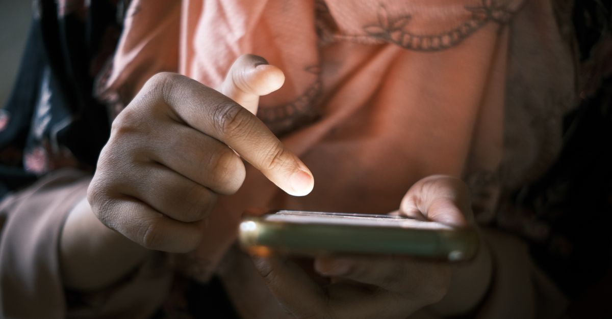Pointing at a phone screen while collecting screenshots as evidence of online fraud